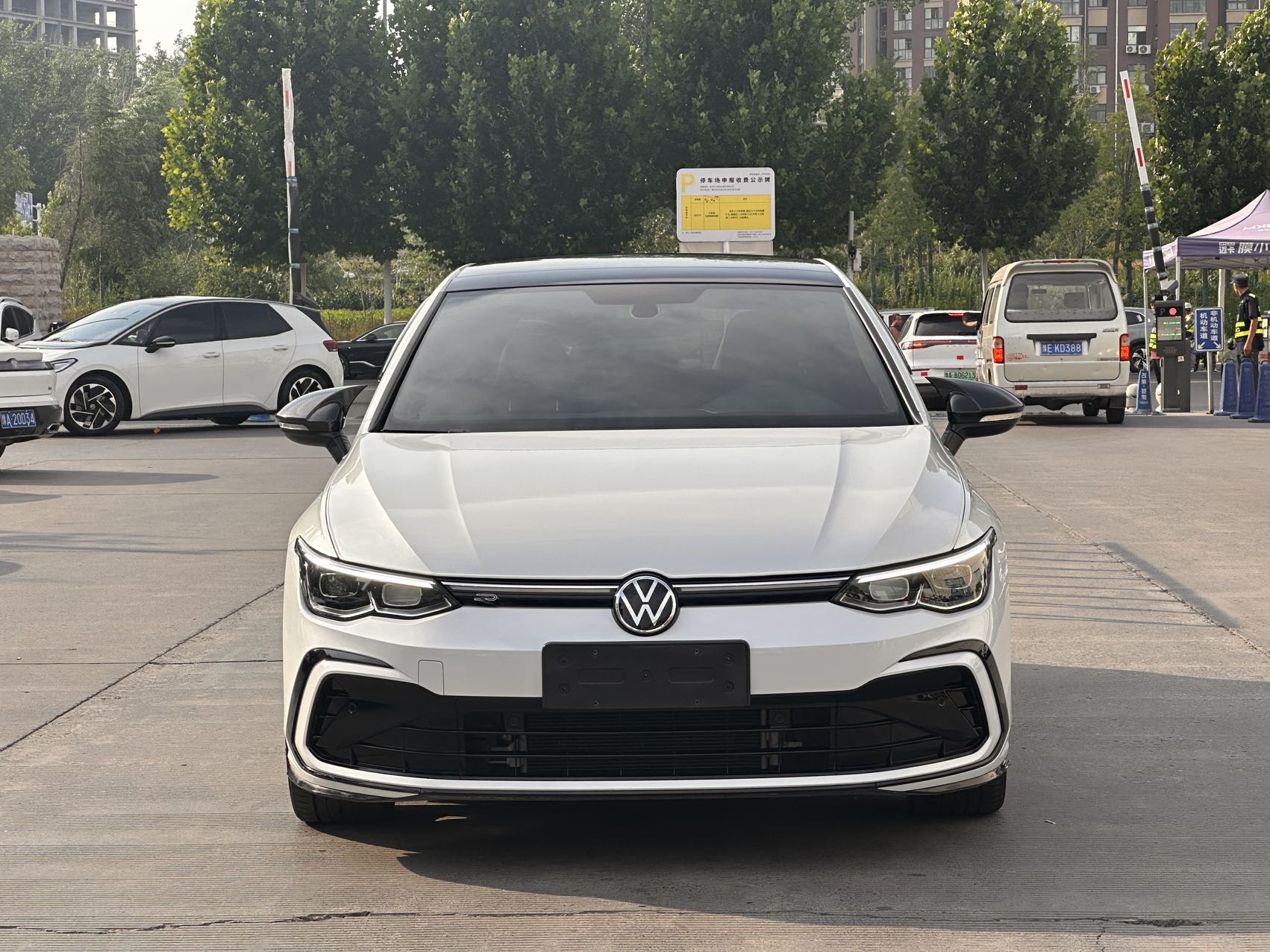 Volkswagen Golf 2023 car image #2
