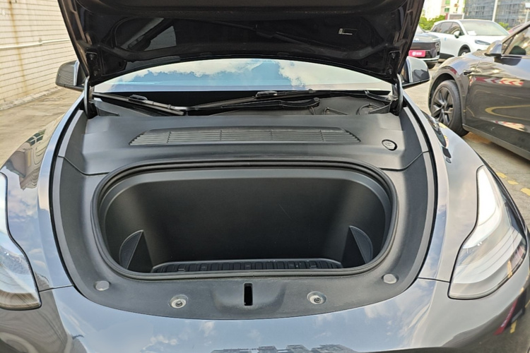 Tesla Model Y 2024 car image #23