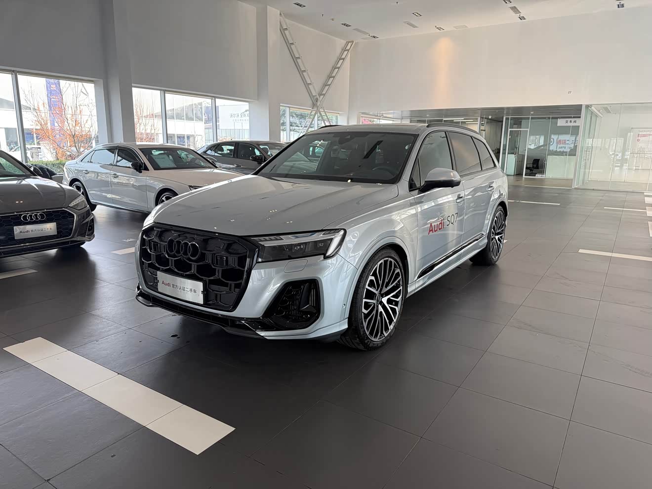 Audi SQ7 2024 car image 