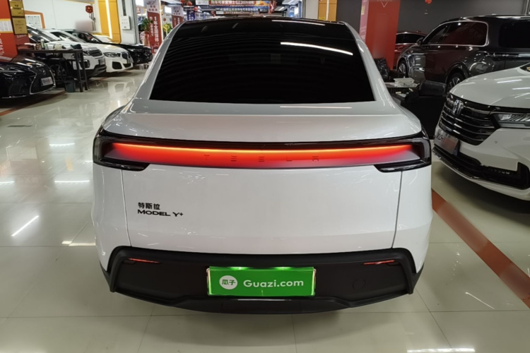 Tesla Model Y 2026 immagine di auto #6
