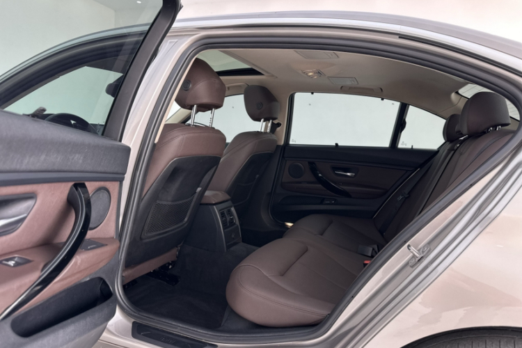 BMW 3 Series 2019 car image #13