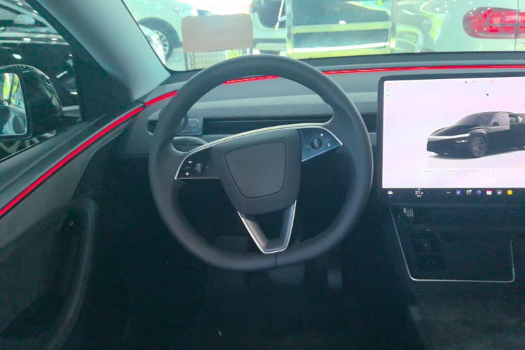 Tesla Model Y 2025 immagine di auto #11