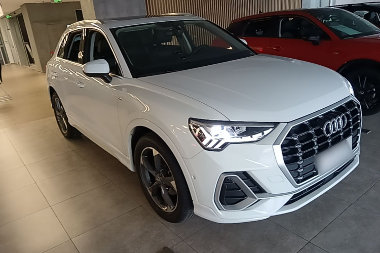 Audi Q3 2021 car image #4