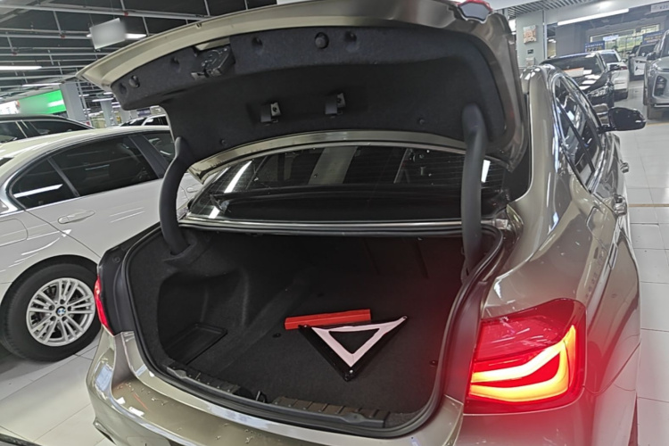 BMW 3 Series 2018 car image #21