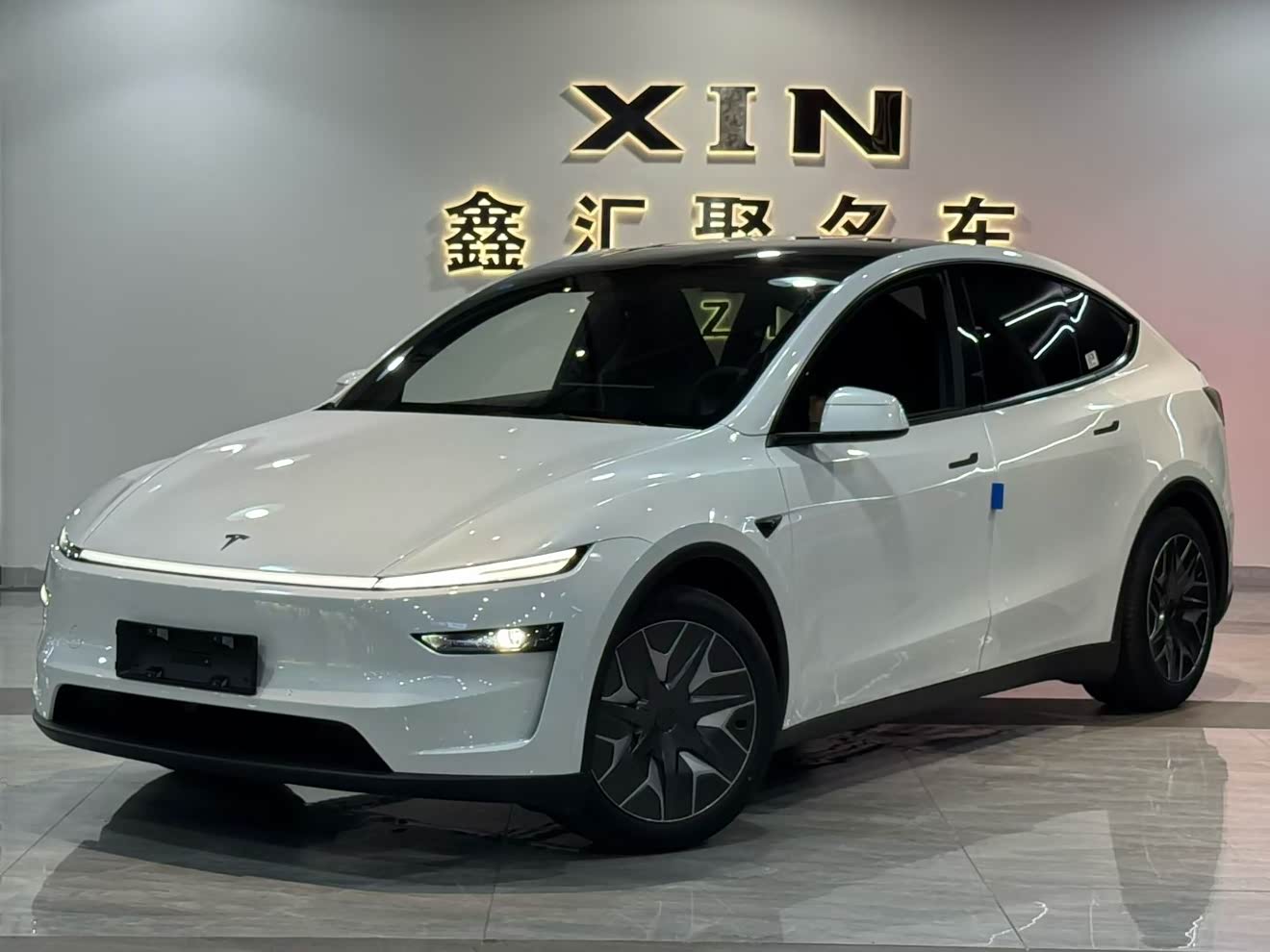 Tesla Model Y L 2025 汽车图片 