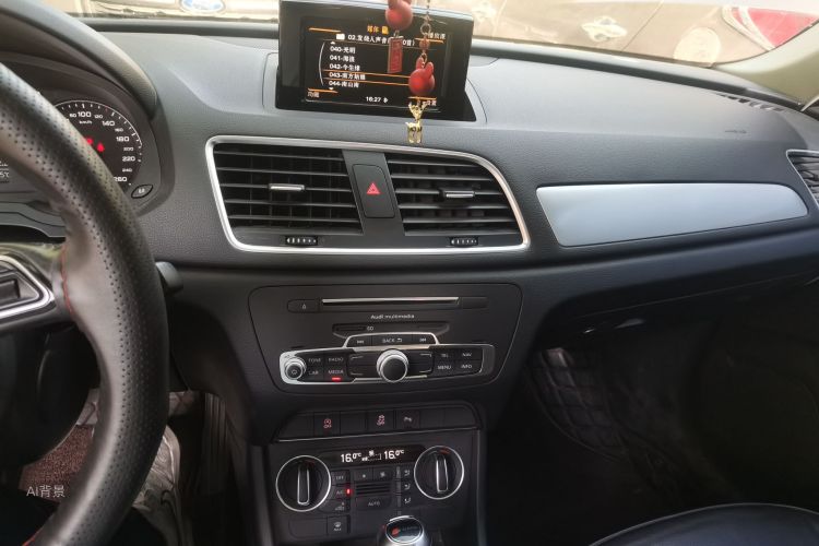Audi Q3 2017 car image #15