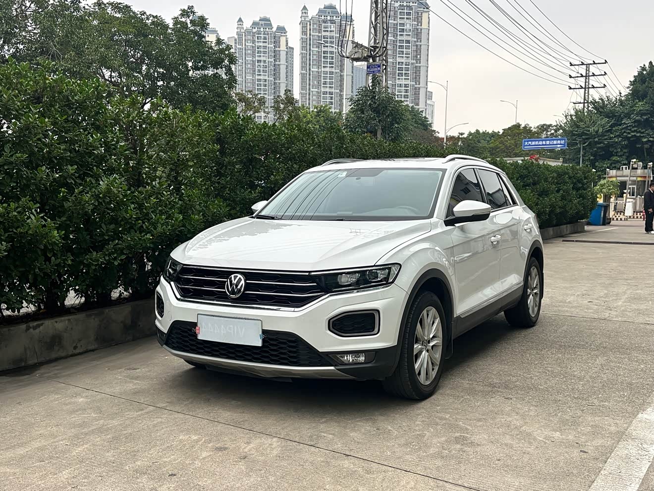 Volkswagen T-Roc 2021 car image 