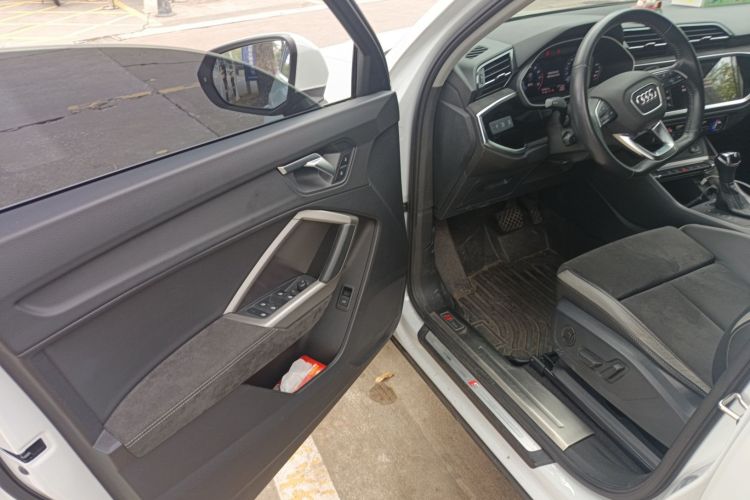 Audi Q3 2021 car image #13
