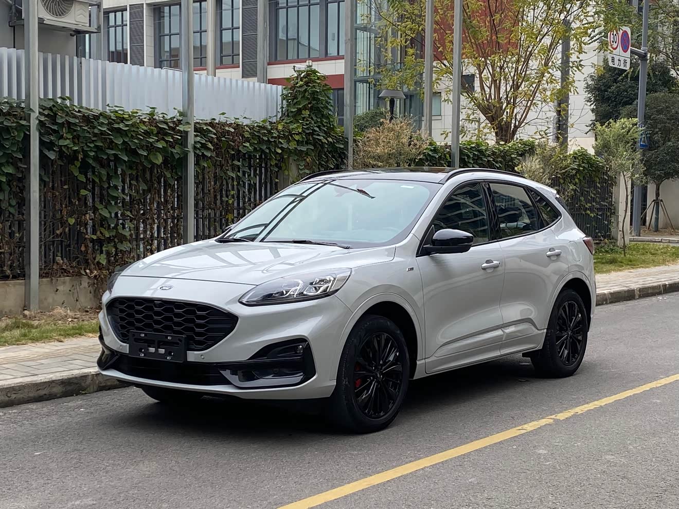 Ford Escape 2023 immagine di auto 