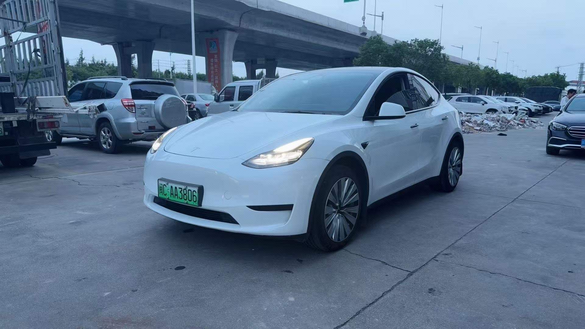 Tesla Model Y 2023 car image 