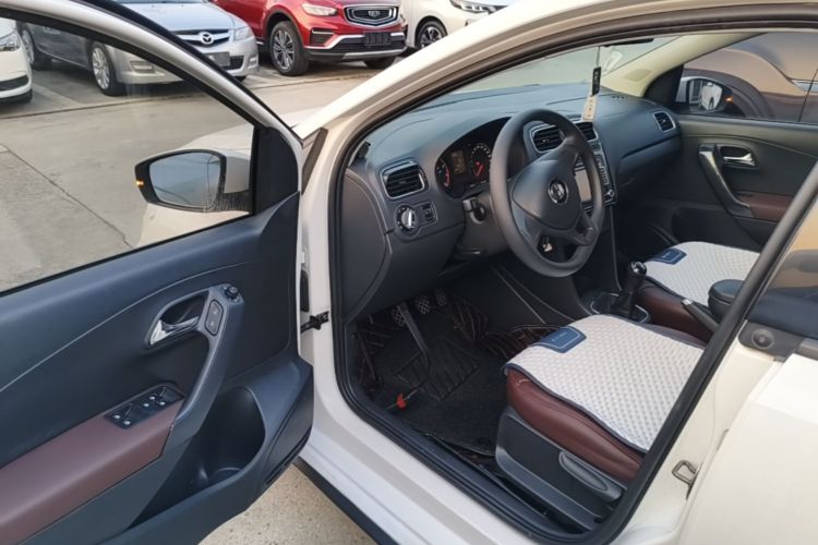 Volkswagen Polo 2016 car image #16