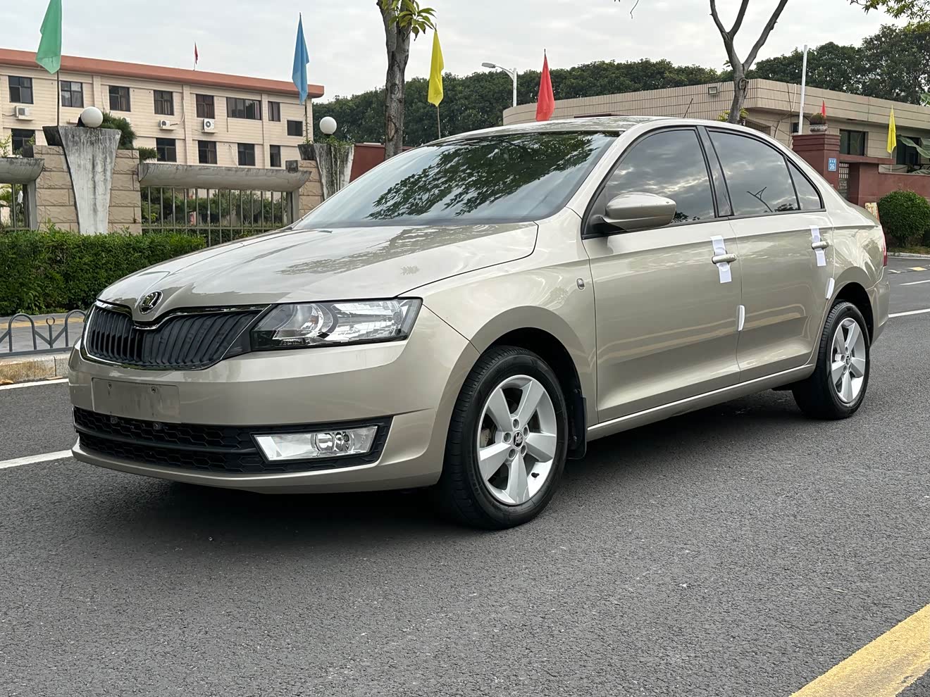 Skoda Rapid 2014 car image 