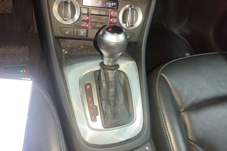 Audi Q3 2015 car image #14