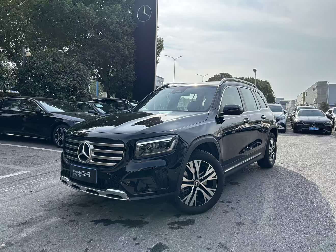 Mercedes-Benz GLB Class 2025 car image 