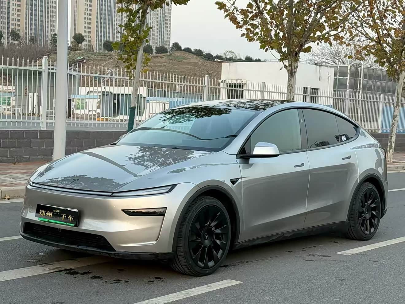 Tesla Model Y L 2025 汽车图片 