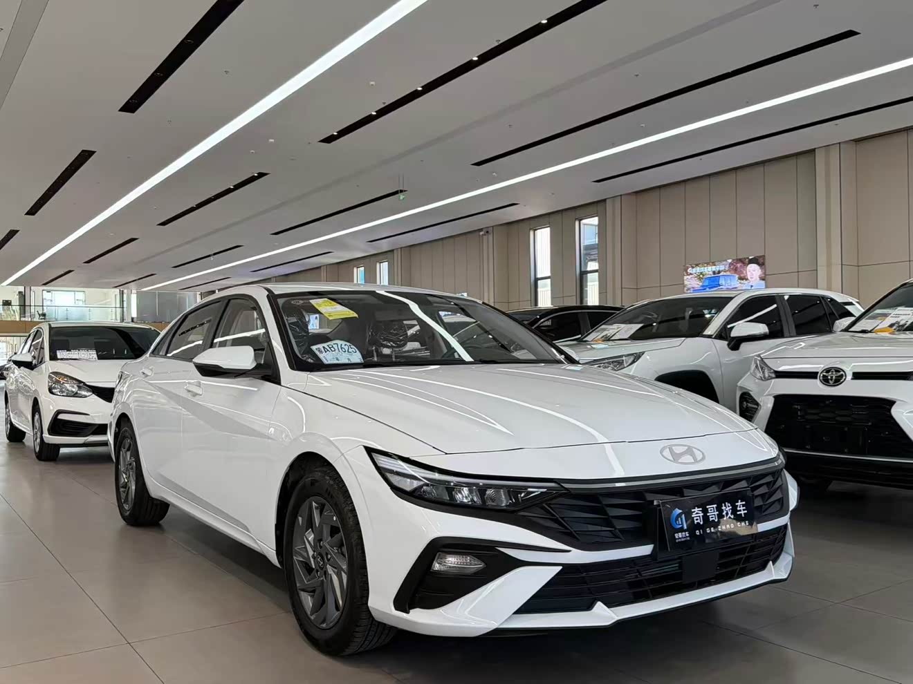 Hyundai Elantra 2025 car image 