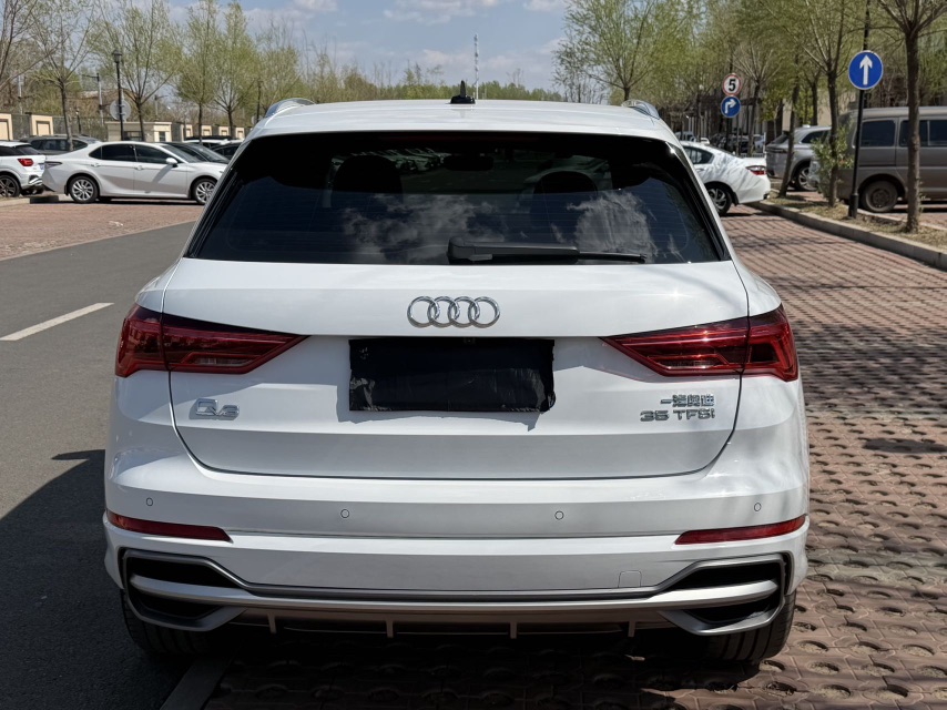 Audi Q3 2022 car image #5