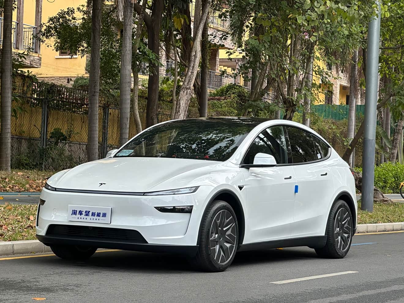 Tesla Model Y L 2025 汽车图片 