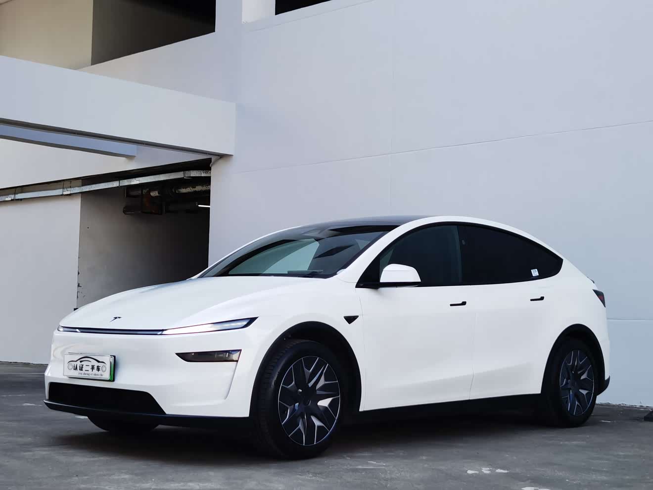 Tesla Model Y L 2025 汽车图片 