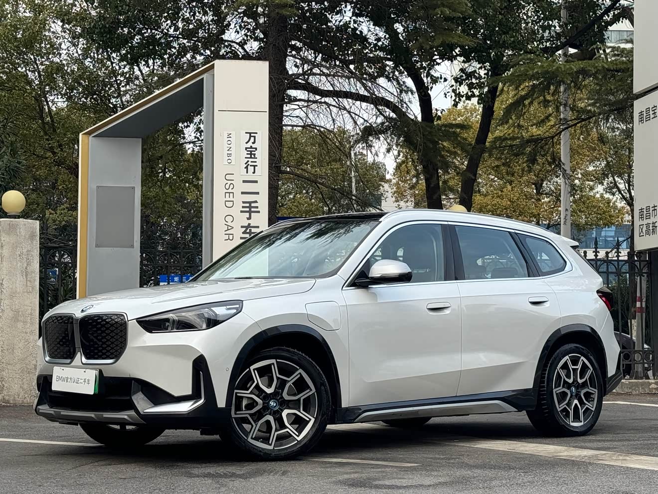 BMW iX1 2024 car image 