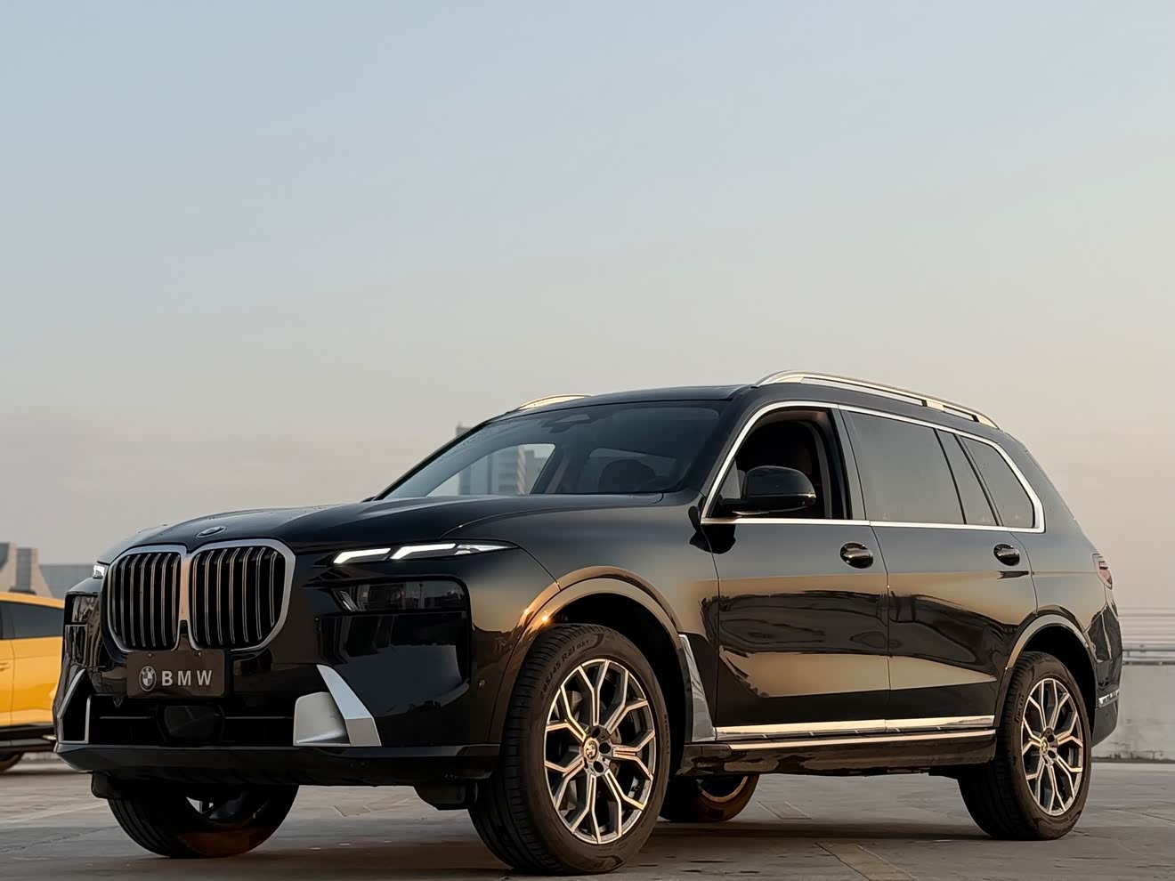 BMW X7 2024 car image 