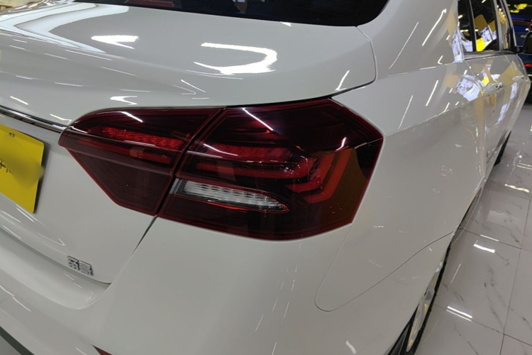 GEELY Emgrand 2021 car image #8