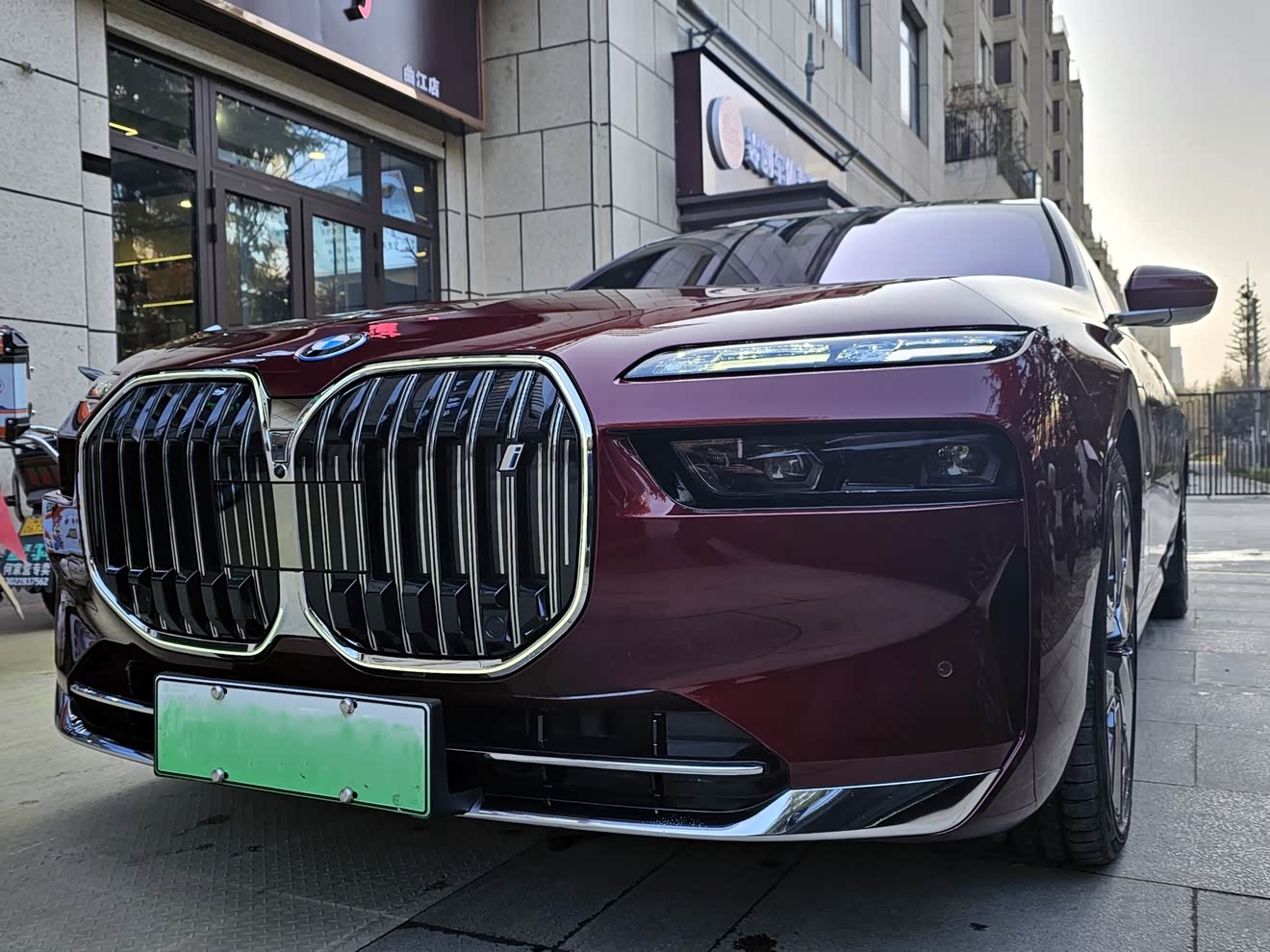 BMW i7 2023 car image 