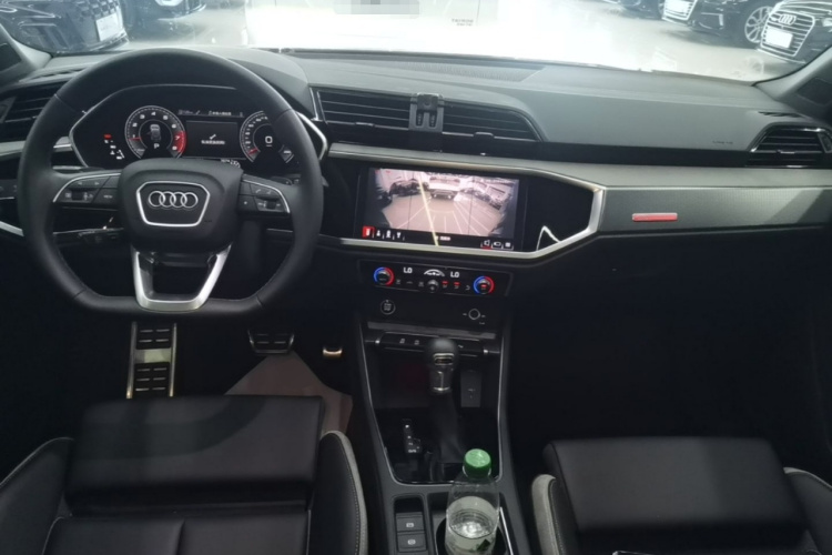 Audi Q3 2023 car image #10