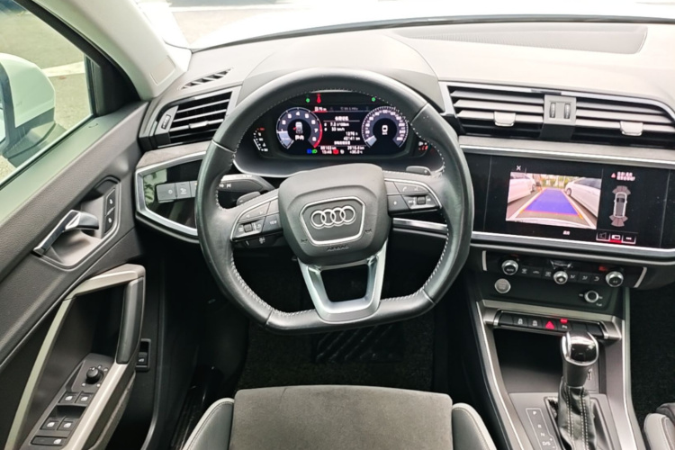 Audi Q3 2020 car image #11