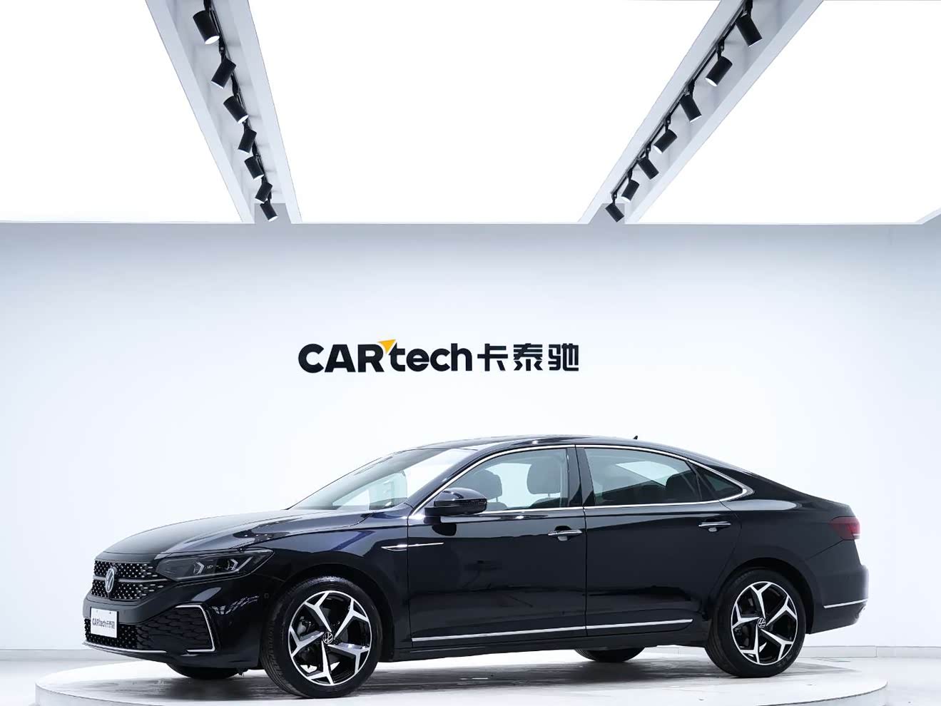 Volkswagen Passat 2023 immagine di auto 