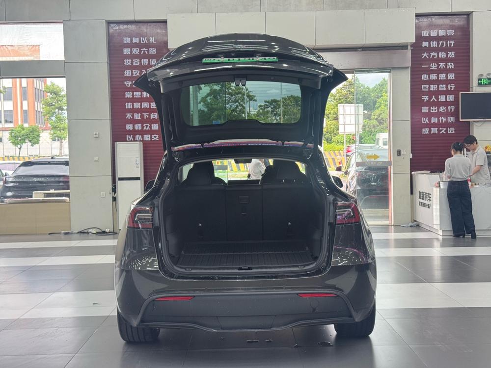 Tesla Model Y 2023 car image #11