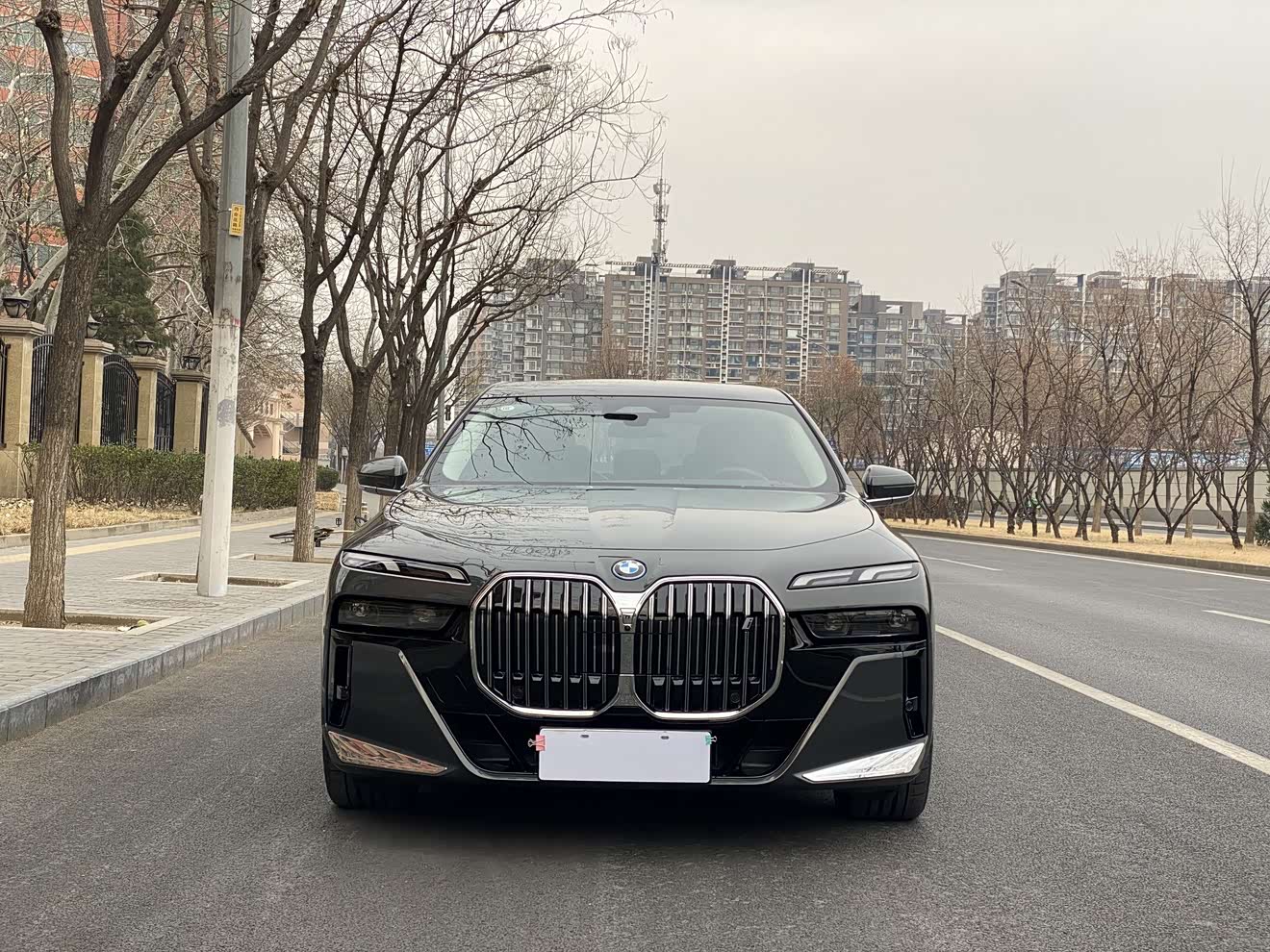 BMW i7 2023 car image 