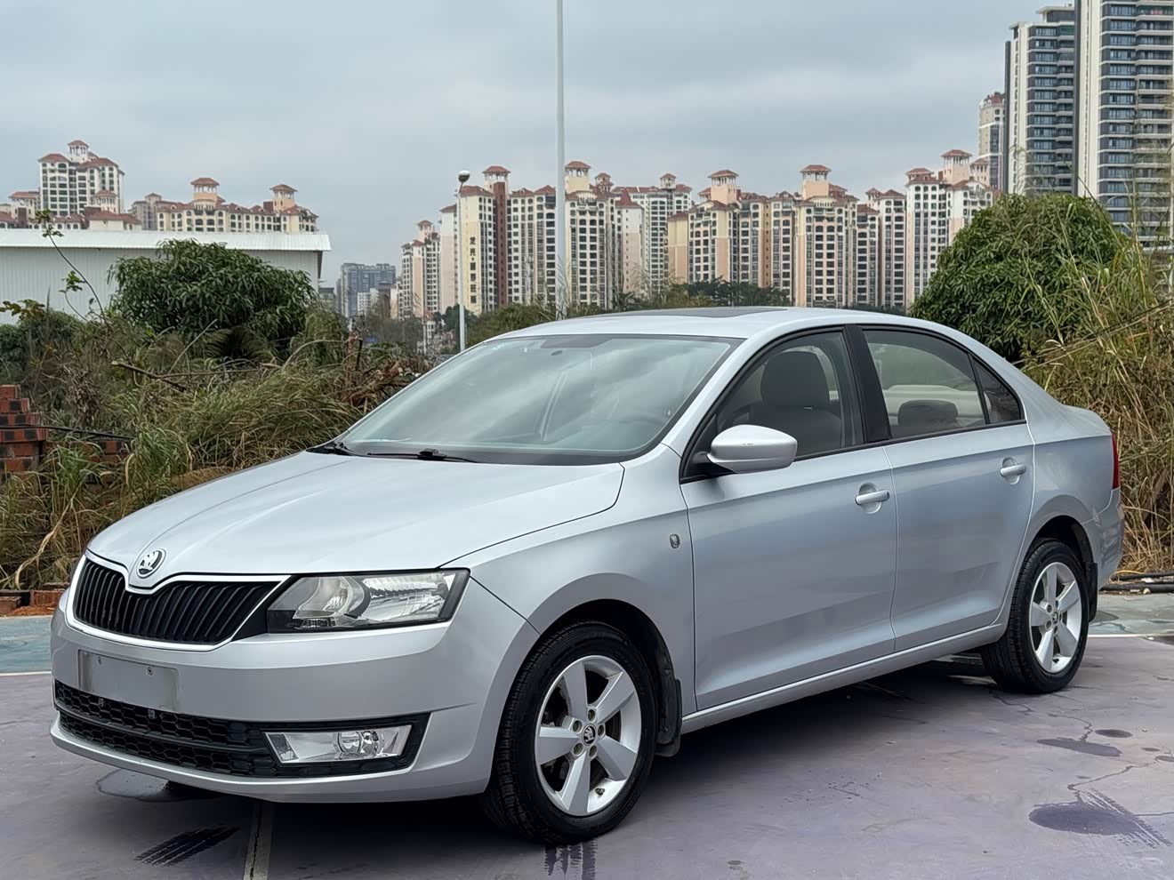 Skoda Rapid 2015 Skoda Rapid 2015 car image