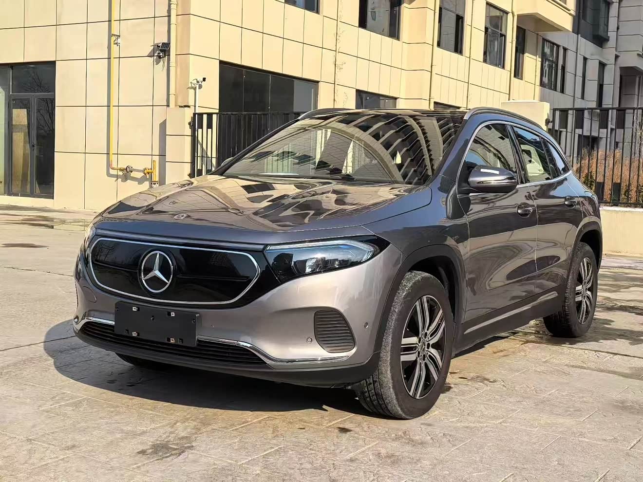 Mercedes-Benz EQA Class 2023 immagine di auto 