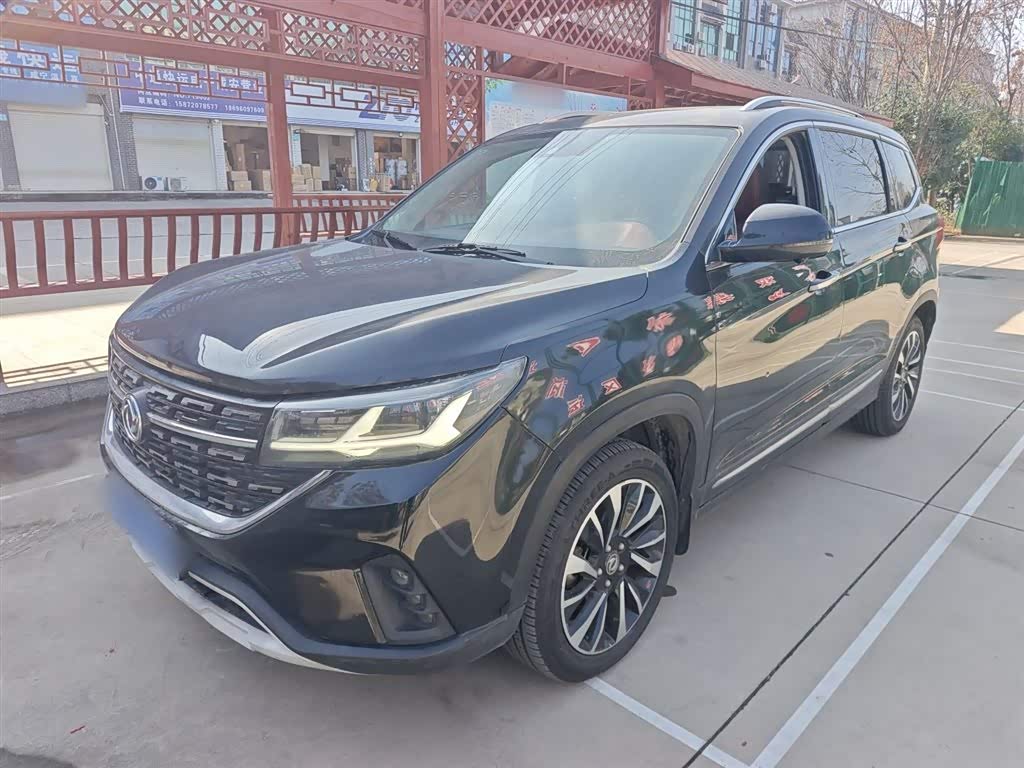 Forthing T5 2019 Forthing T5 2019 immagine di auto