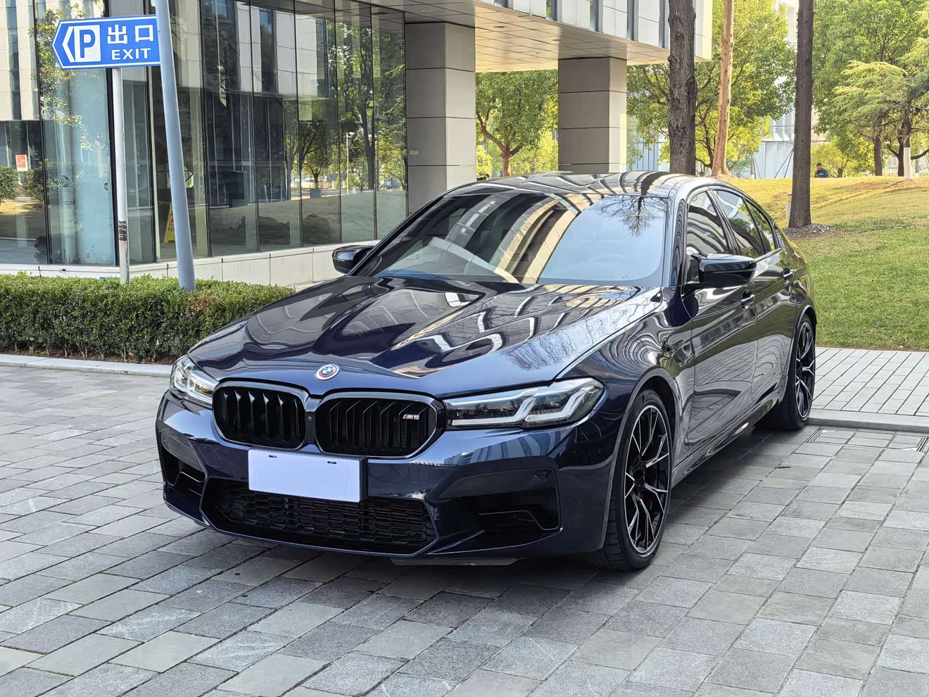 BMW M5 2023 car image 