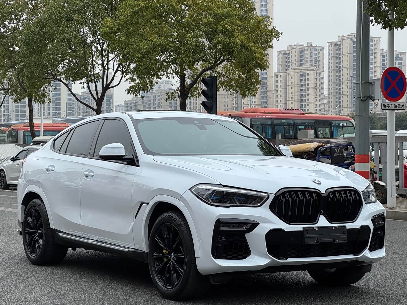 BMW X6 2020 car image 
