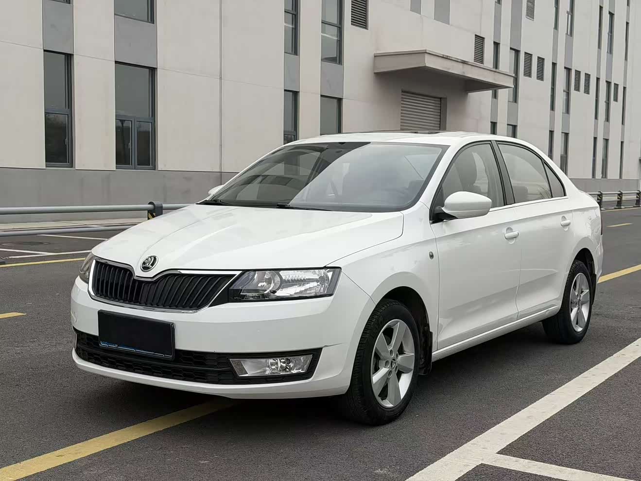 Skoda Rapid 2015 Skoda Rapid 2015 car image