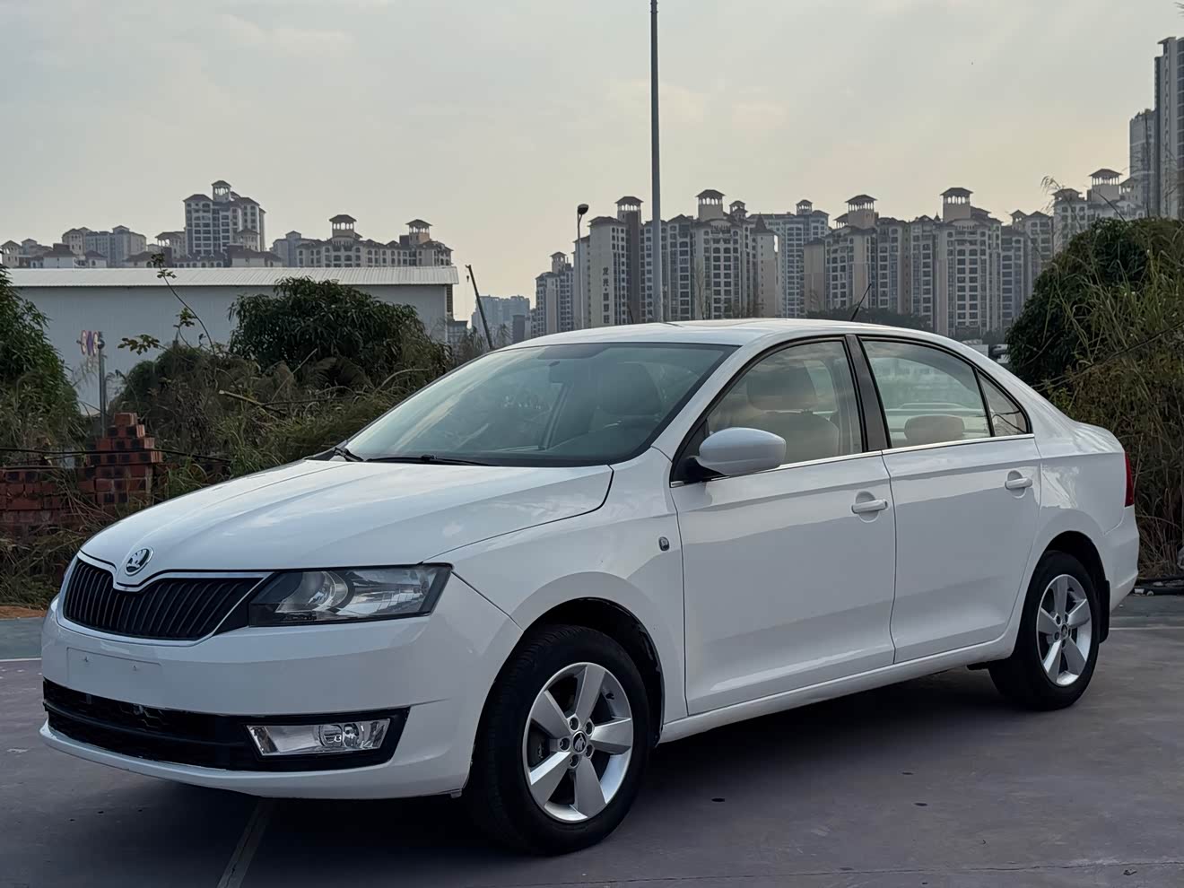 Skoda Rapid 2015 Skoda Rapid 2015 car image