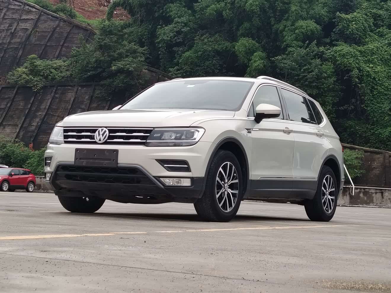 Volkswagen Tiguan L 2018 Volkswagen Tiguan L 2018 car image