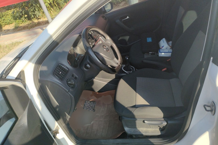 Volkswagen Polo 2016 car image #15
