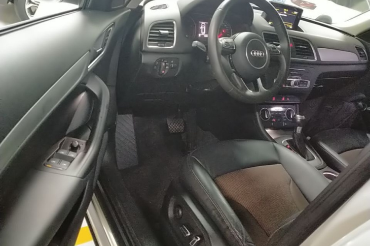 Audi Q3 2017 car image #12