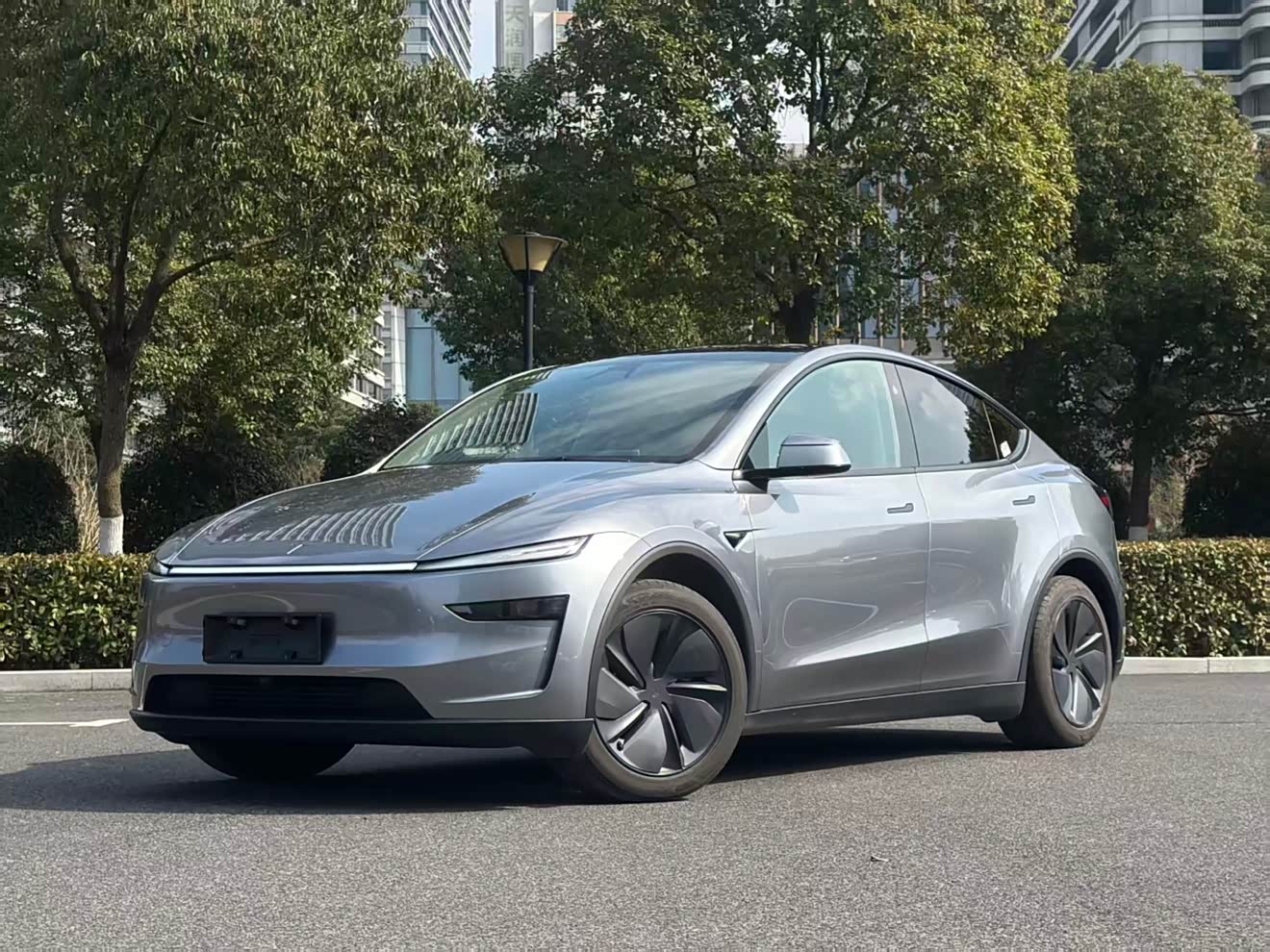 Tesla Model Y 2025 immagine di auto 