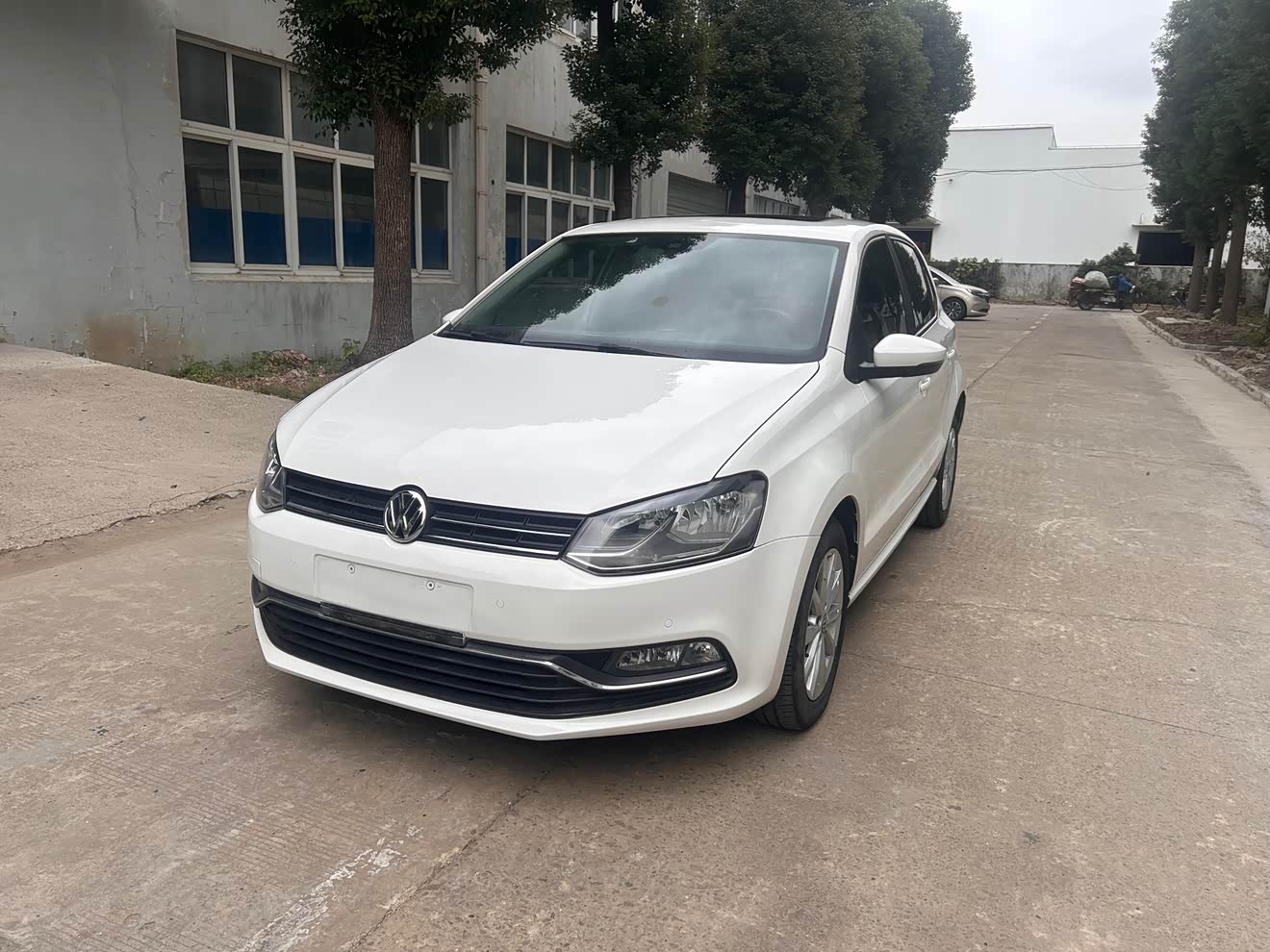 Volkswagen Polo 2015 car image 