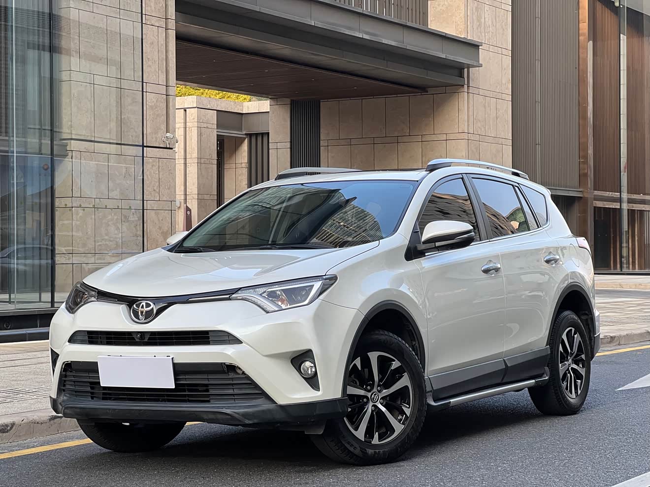 Toyota RAV4 2018 car image 
