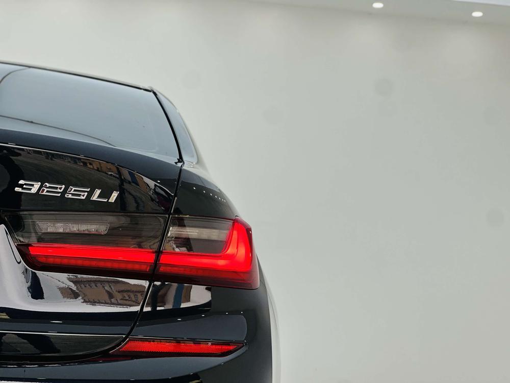 BMW 3 Series 2022 car image #12
