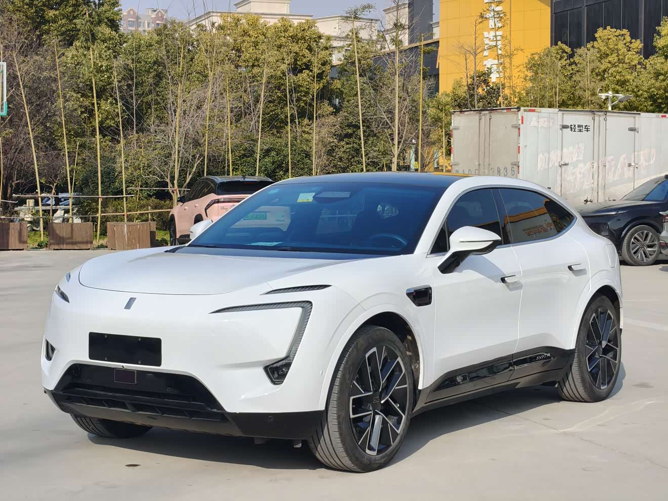 Avatr 11 2023 car image 