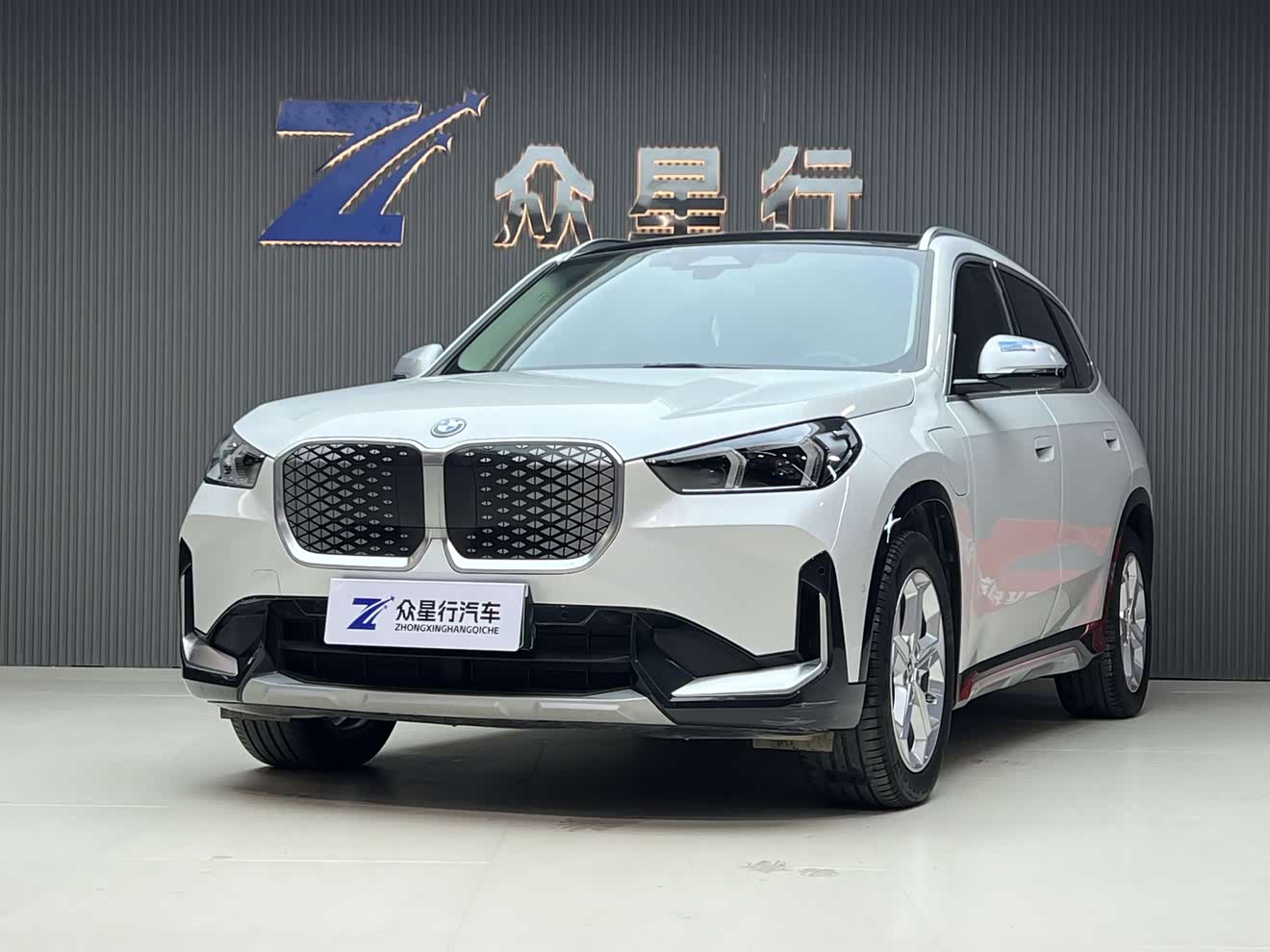 BMW iX1 2024 car image 