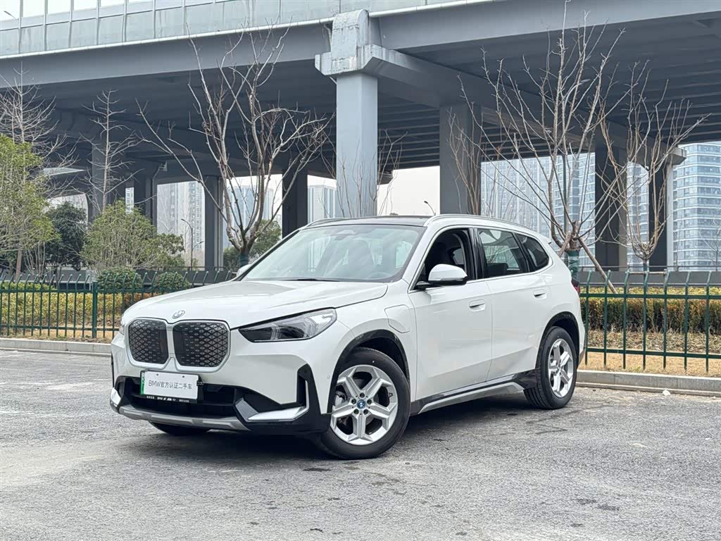 BMW iX1 2025 car image 