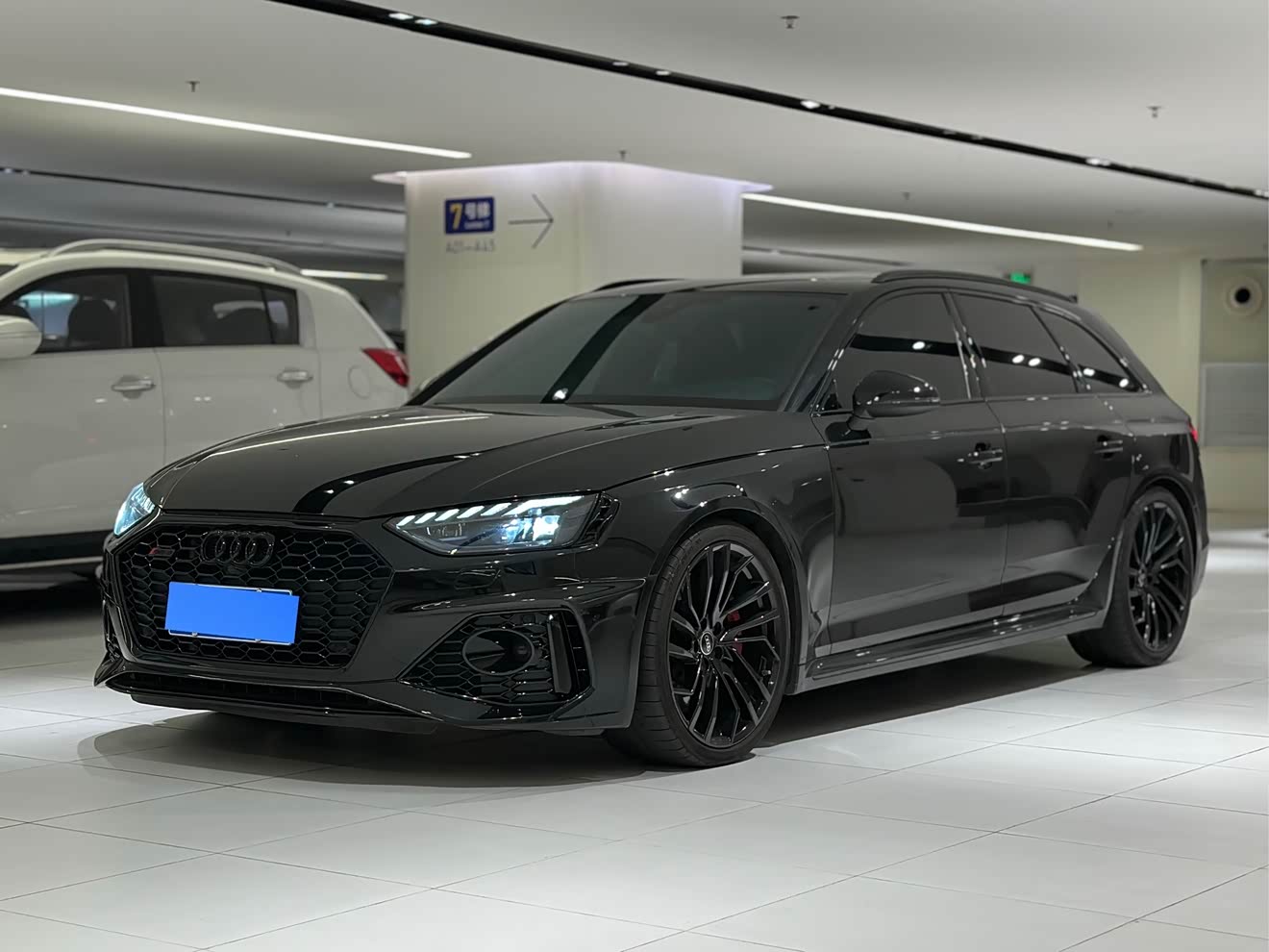 Audi RS 4 2022 car image 